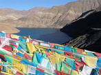 Буддистские флаги увешаны вокруг Ямдрок Цо — это одно из четырех священных озер Тибета