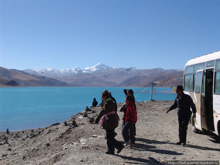 Тибетцы выходят размяться Озеро Ямдрок, Китай