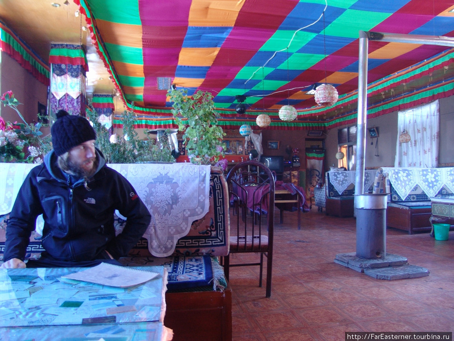 мы с Майклом из Германии сидим ждем заказ в ресторане Як в Гьянце Тибет, Китай