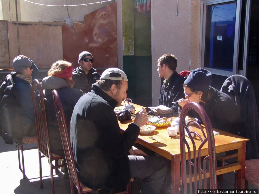 Другие иностранцы обедают на солнышке Тибет, Китай