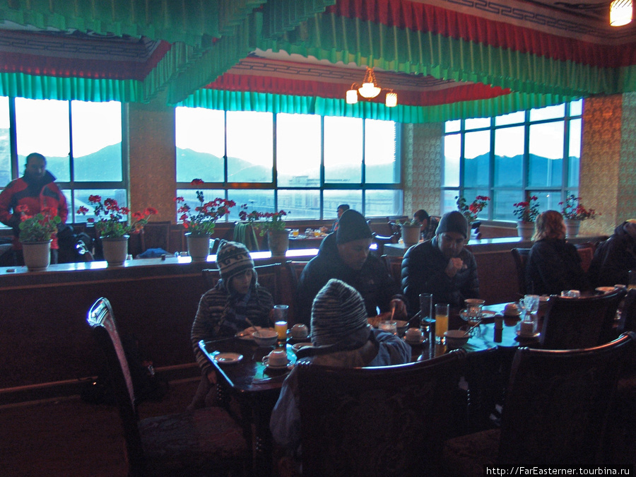 Ранним утром мы завтракаем в ресторане Zhong Shan Hotel Тибет, Китай