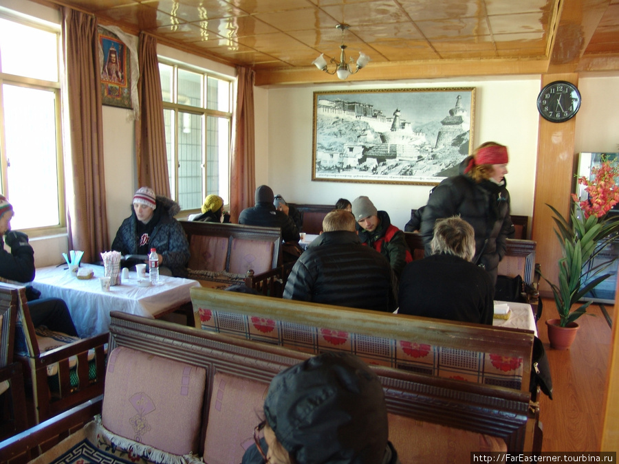 Из-за картины на стене вспомнил, как назывался ресторан — Лхаса Тибет, Китай