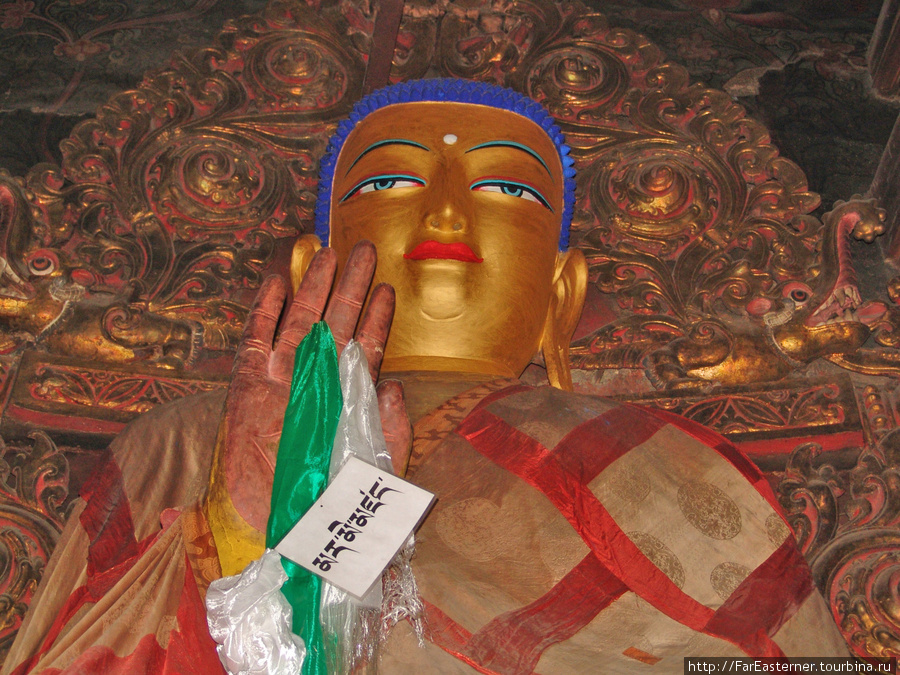 В полумраке тибетского храма в Гьянце Гьянце, Китай