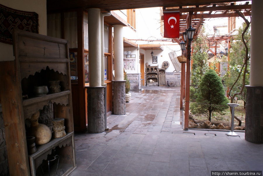 Во внутреннем дворе ресторана Конья, Турция
