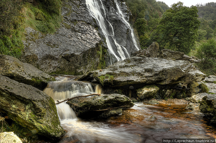 У подножия водопада Пауэрскорт Ирландия