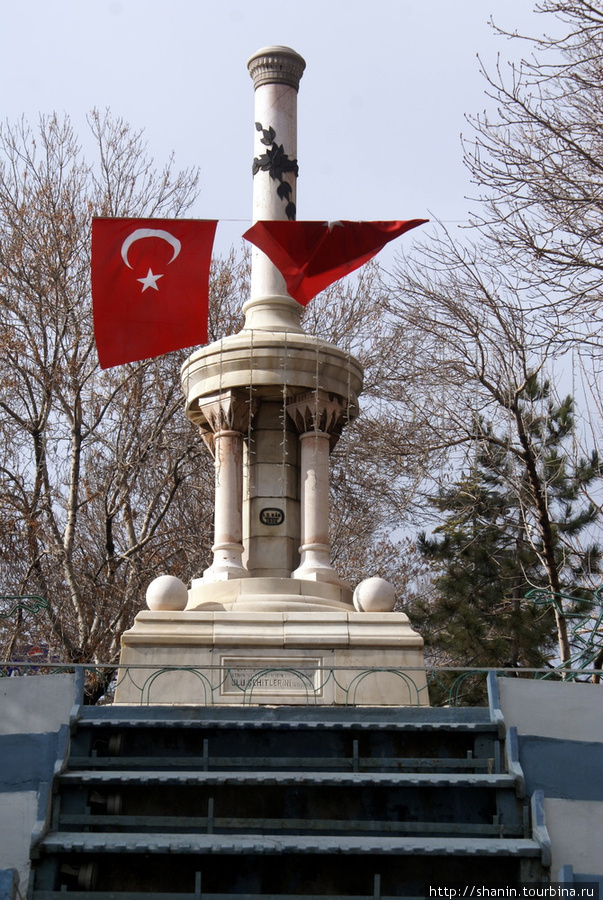 Памятник на холме Конья, Турция