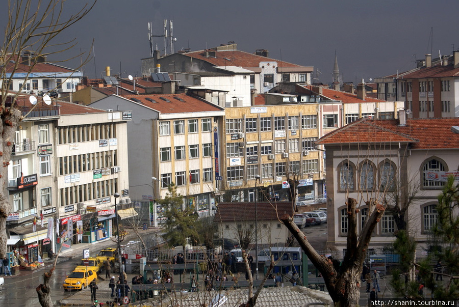Вид на центральную улицу Коньи с холма Конья, Турция