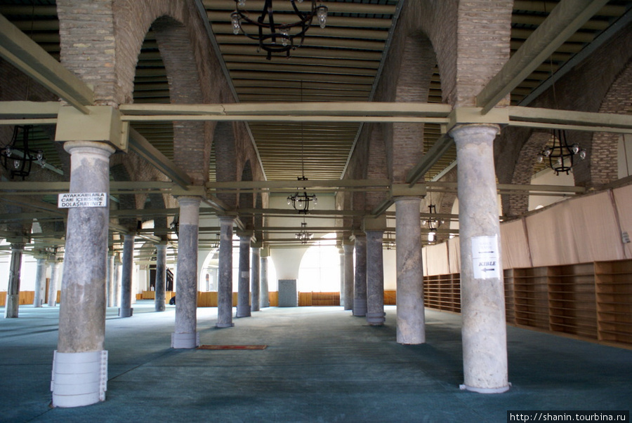 В мечети Алаэддина Конья, Турция