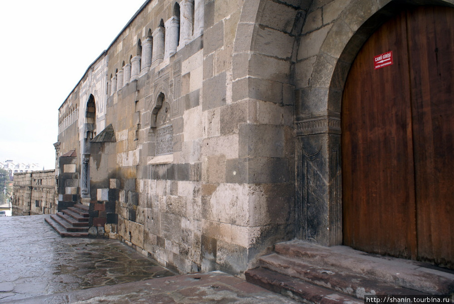 У входа в мечеть Алаэддина Конья, Турция