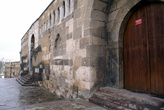 У входа в мечеть Алаэддина