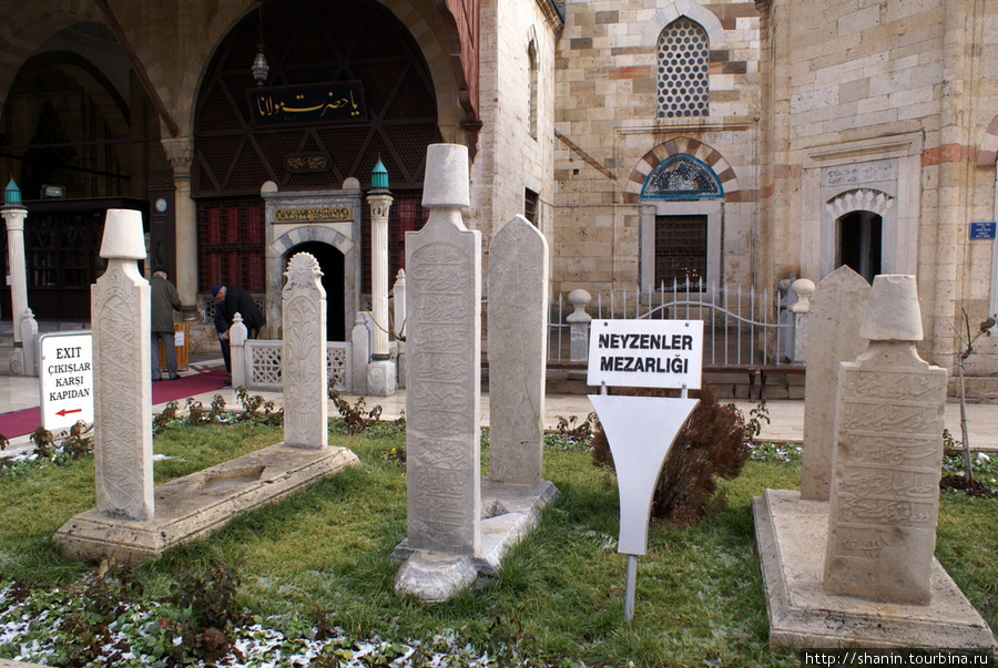 Суфийское кладбище во дворе музея Мевланы в Конье Конья, Турция