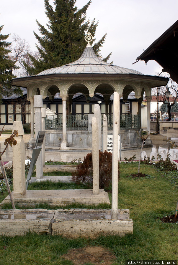 Кладбище во дворе музея Мевлана Конья, Турция