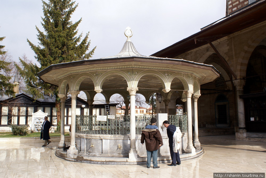 Фонтан во дворе музея Конья, Турция