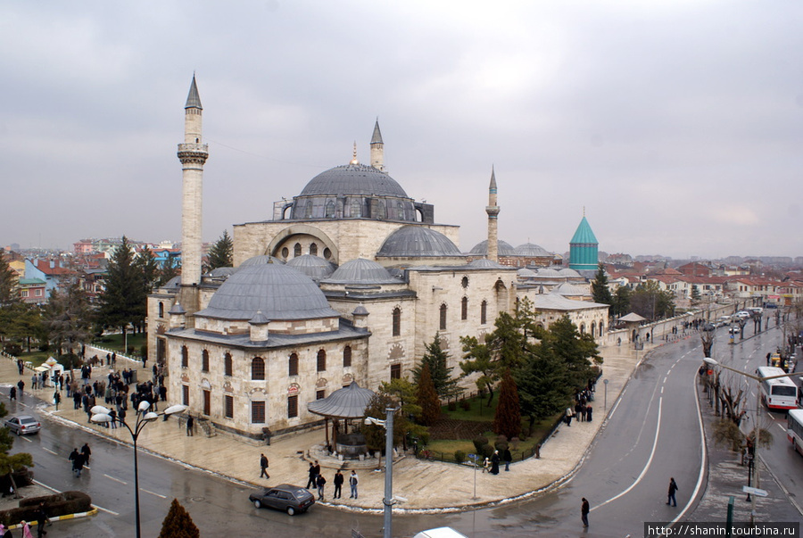 Вид на мечеть Селемие, за которой расположен Музей Мевлана (его можно узнать по куполу над гробницей) Конья, Турция