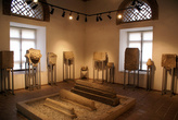 Надгробные плиты в музее Инчеминаре