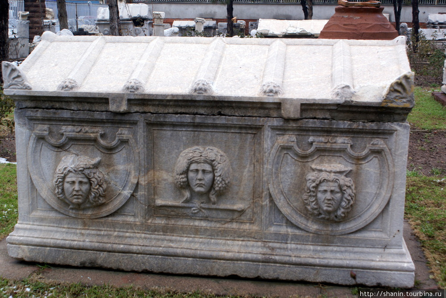Римская гробница во дворе музея Конья, Турция