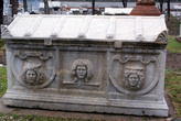 Римская гробница во дворе музея