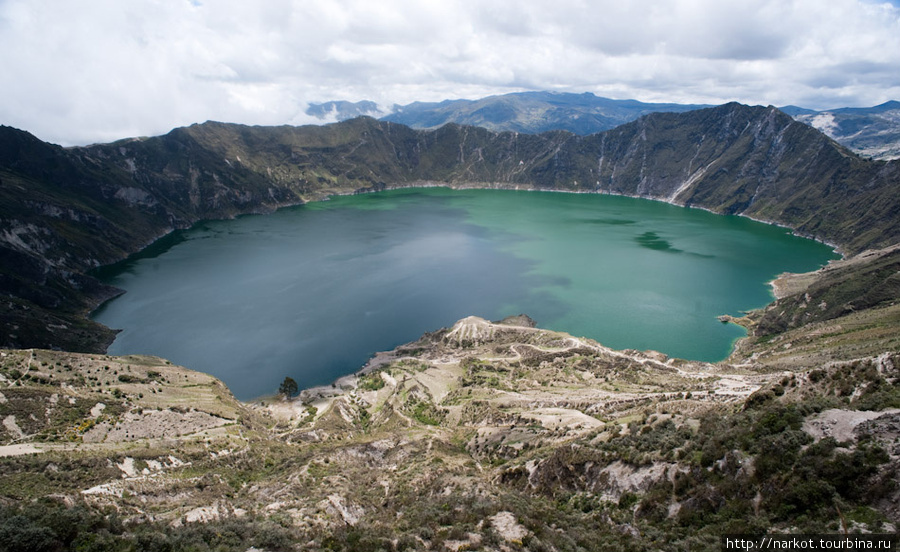 потухший кратер вулкана Килотоа с образовавшимся серным озером Латакунга, Эквадор