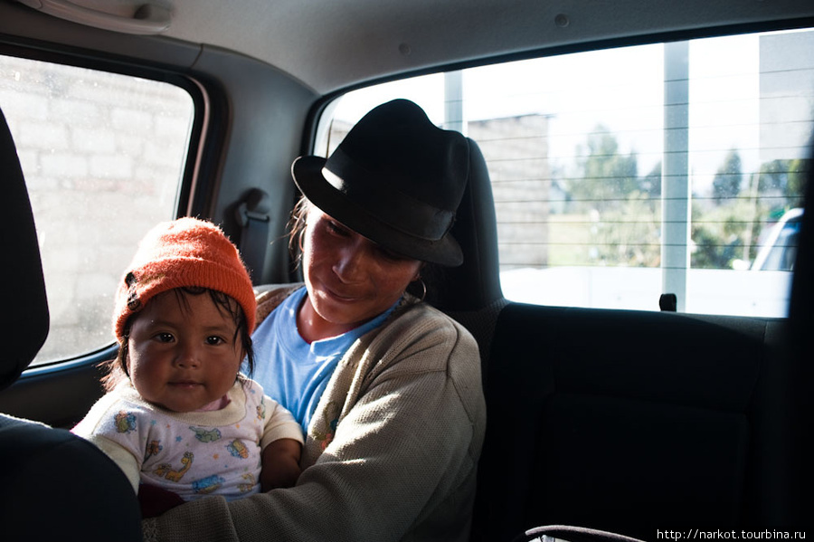 я обычно подвозил местных жителей в кузове пикапа, но эта с ребенком села в машину. Некоторые дети ходят по утрам в школу по 15 км пешком. Латакунга, Эквадор