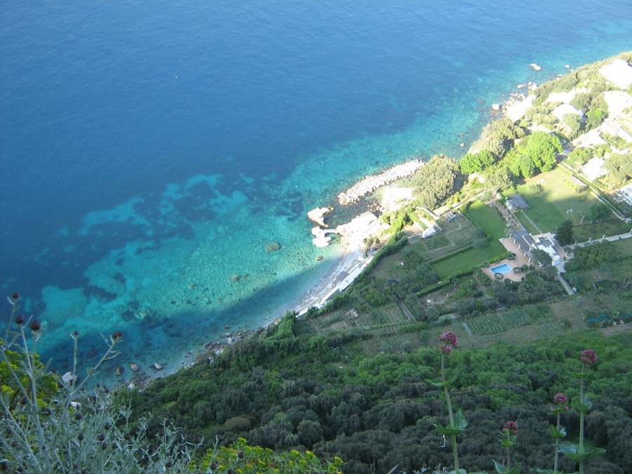 Море далеко внизу Остров Капри, Италия