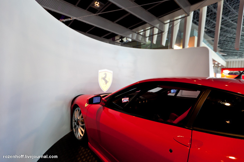 В Ferrari World есть симулятор, используемый для тренировок гонщиков команды Ferrari. Чтобы на него не было большой очереди, билеты нужно покупать отдельно. Стоят на человека примерно 15 евро. 3 проектора, болид. Абу-Даби, ОАЭ