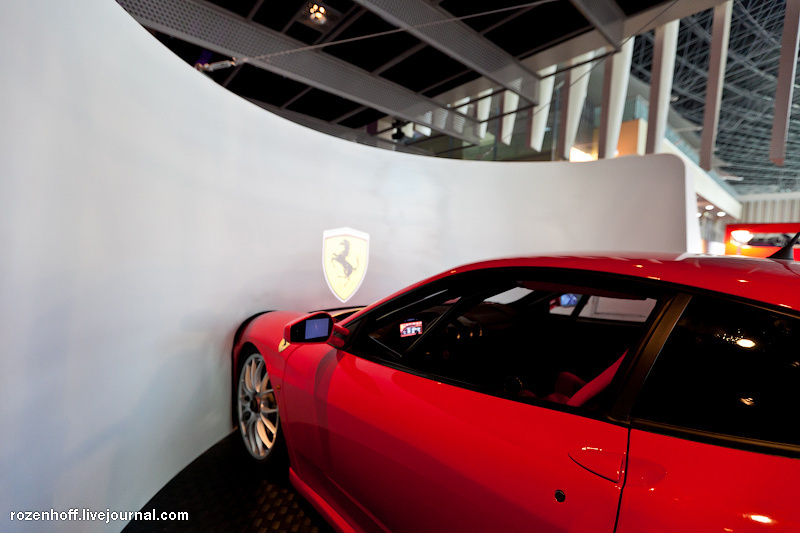 В Ferrari World есть симулятор, используемый для тренировок гонщиков команды Ferrari. Чтобы на него не было большой очереди, билеты нужно покупать отдельно. Стоят на человека примерно 15 евро. 3 проектора, болид.