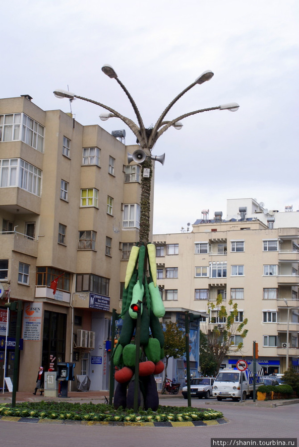 Фонарь уличного освещения почти как памятник Кумлуджа, Турция