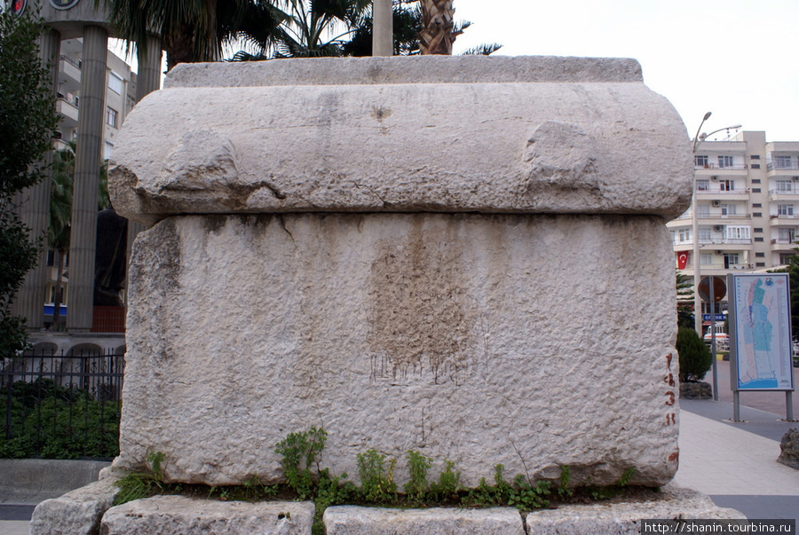 Гробницу установили прямо на центральной улице — все же есть, чем похвалиться Кумлуджа, Турция