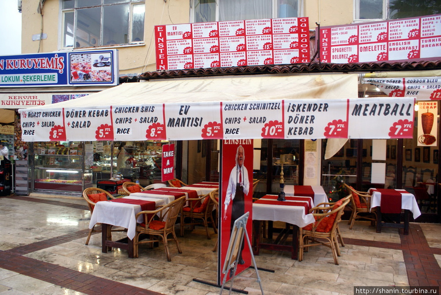 Столики на улице — даже зимой! Кушадасы, Турция