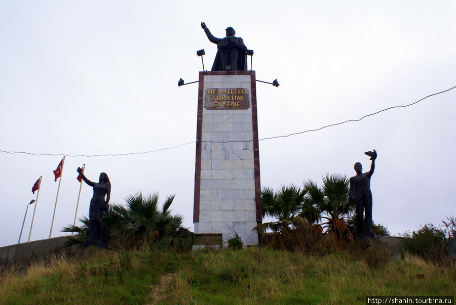 Памятник Ататюрку на холм нед Кушадасы Кушадасы, Турция