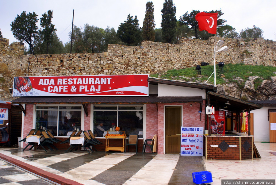 Ресторан у входа на Птичий остров Кушадасы, Турция