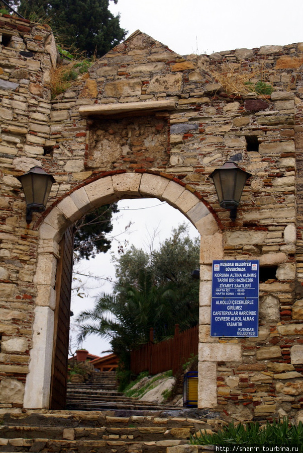 Вход в крепость на Птичьем острове в Кушадасы Кушадасы, Турция