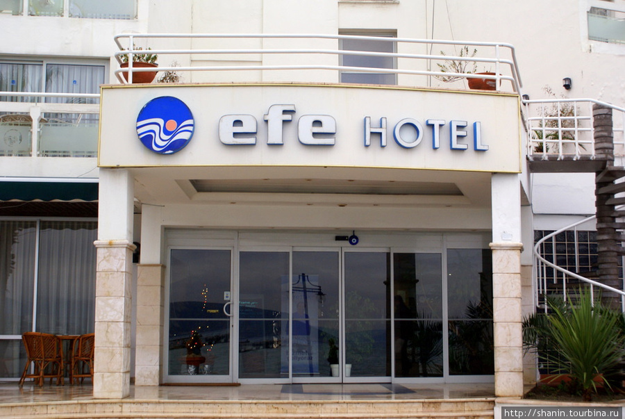 Вход в отель Efe на берегу моря в Кушадасы Кушадасы, Турция