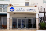 Вход в отель Efe на берегу моря в Кушадасы