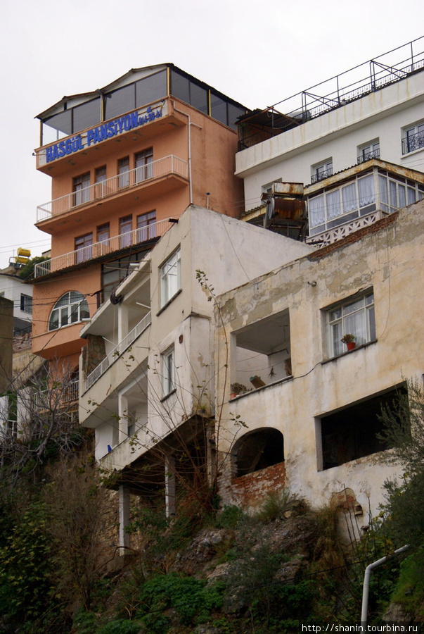 Пансионы прилепились прямо к скале Кушадасы, Турция