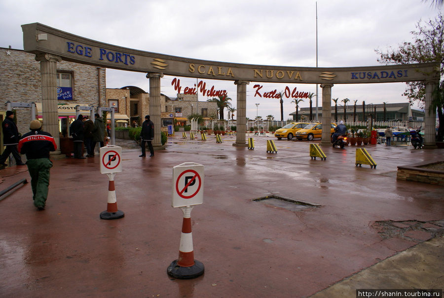 Вход в торговый центр на берегу моря Кушадасы, Турция