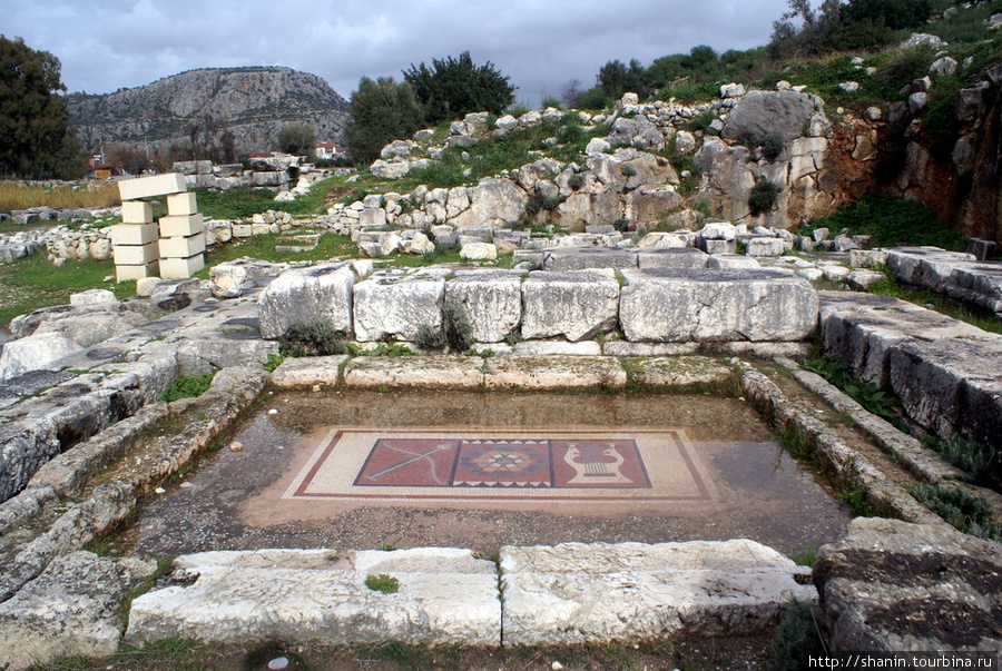 Руины храма Аполлона и Артемиды Средиземноморский регион, Турция
