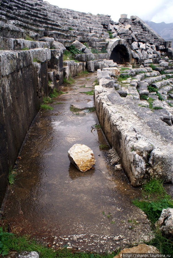Вырубленные из камня сидения Средиземноморский регион, Турция