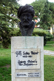 Памятник Султану Мехмету в городском парке в Манисе