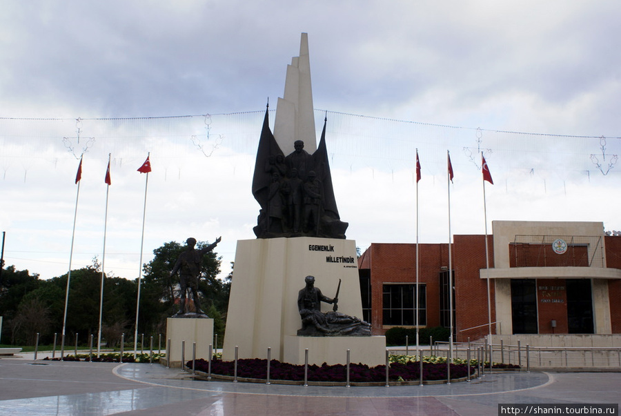 Памятник Ататюрку напротив Муниципалитета в Манисе Маниса, Турция