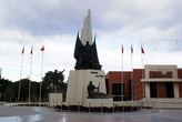 Памятник Ататюрку напротив Муниципалитета в Манисе