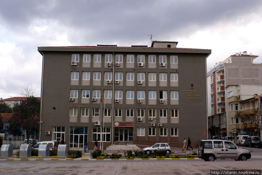 Здание на площади перед Муниципалитетом Маниса, Турция