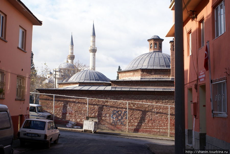 У мечети Султан Джами Маниса, Турция