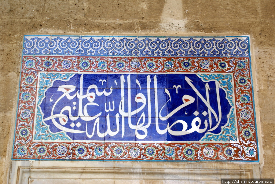 На стене мечети Султан Джами Маниса, Турция