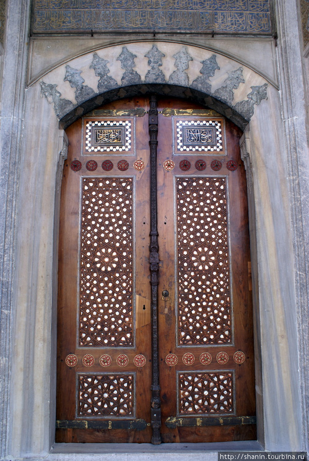 Вход в мечеть Султан Джами Маниса, Турция