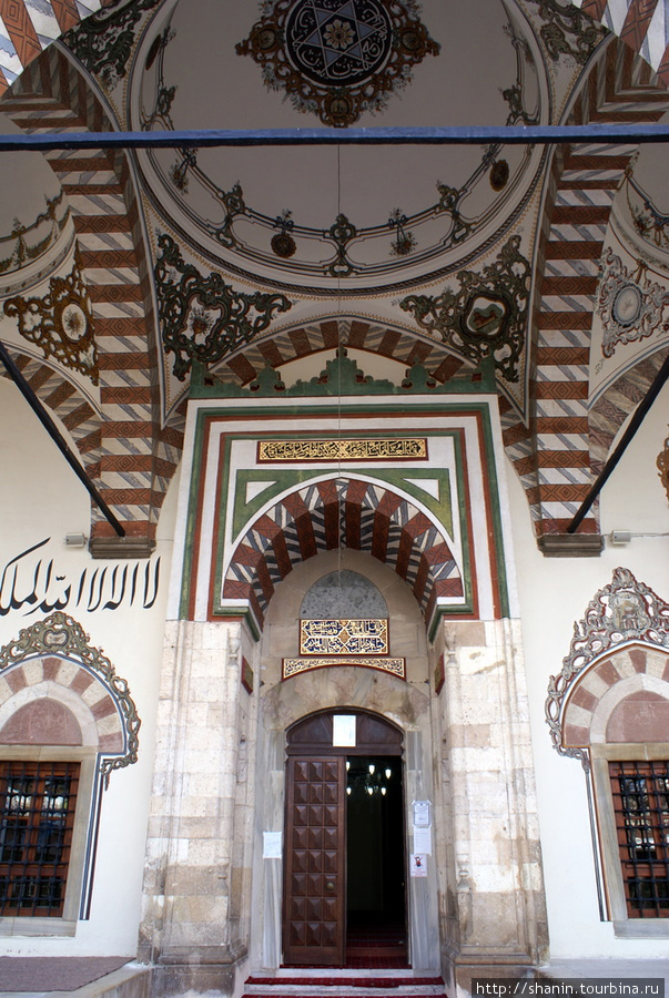 Вход в мечеть Мюрадие Маниса, Турция