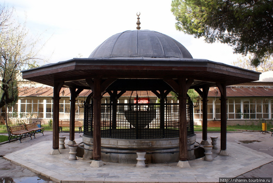 Фонтан для омовений у мечети Мюрадие в Манисе Маниса, Турция