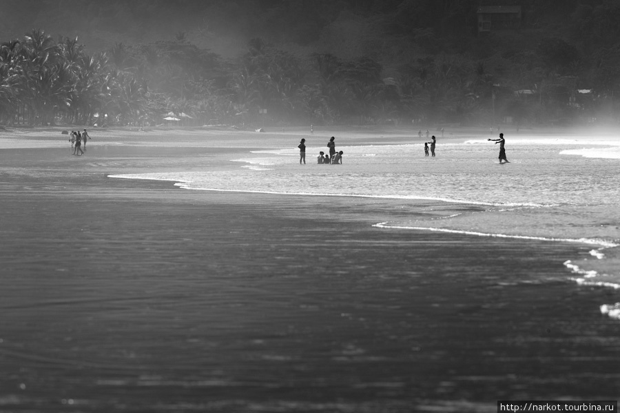 Тихий, разбиваясь волны поднимают соляную пыль. Сан-Хосе, Коста-Рика