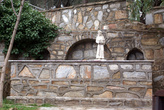 Стена на территории церкви Мариемана