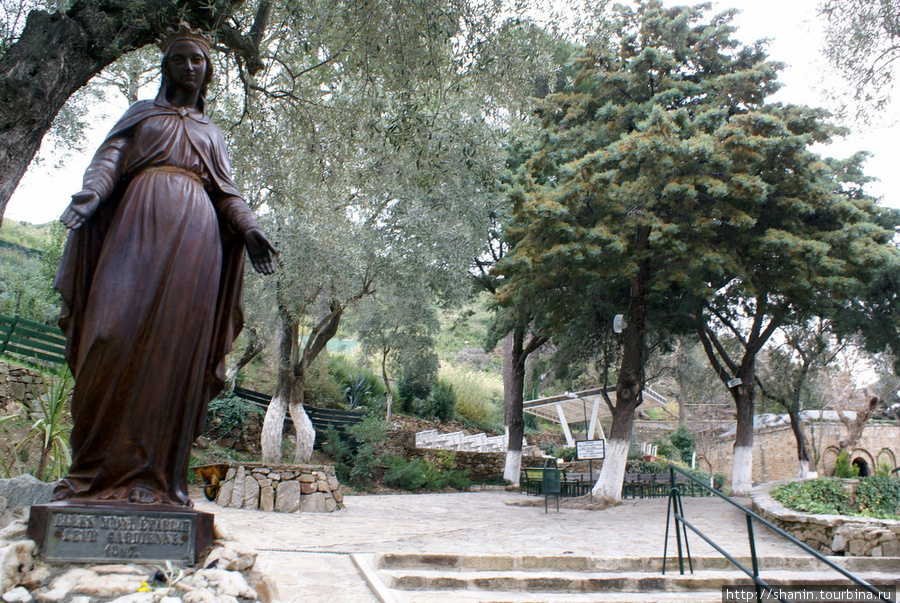 Еще одна статуя Девы Марии на пути к церкви Сельчук, Турция